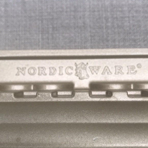 Nordic Ware Train Cake Pan 5 cups - Picture 3 of 11